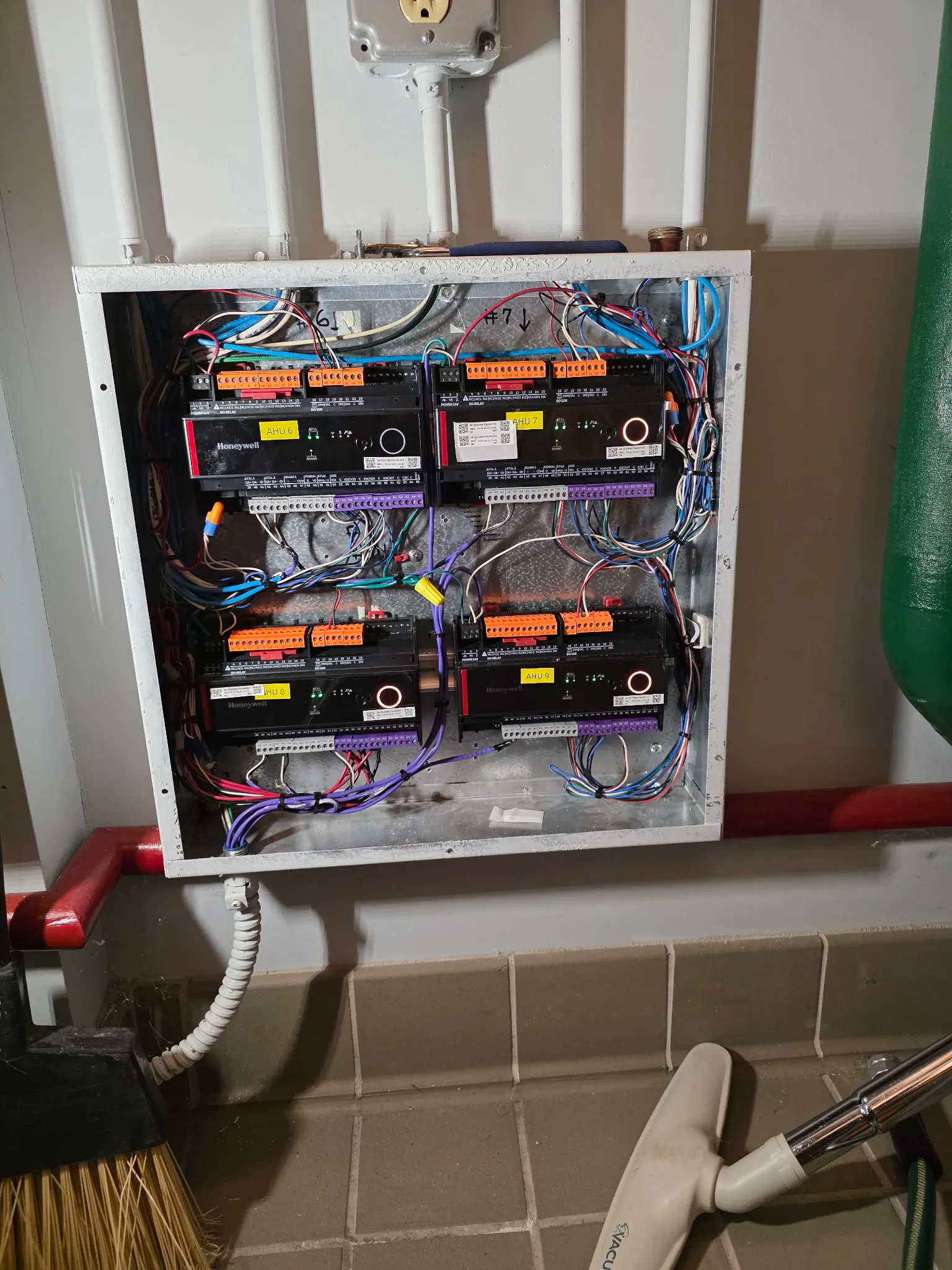 Four Honeywell T1L controllers installed in the same panel after conversion